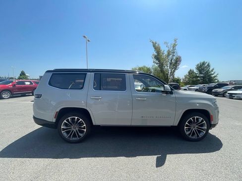 Used 2022 Jeep Grand Wagoneer Series III w/ Rear Seat Video Group 1 AWD/4WD image 8