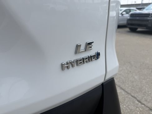 Used 2021 Toyota RAV4 LE AWD/4WD image 10