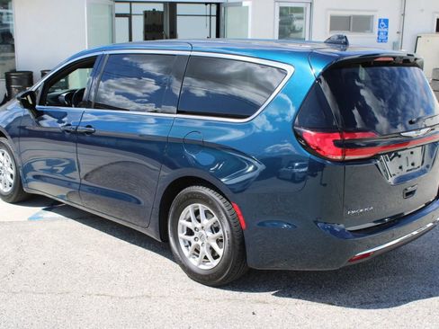 Used 2025 Chrysler Pacifica Select FWD image 6