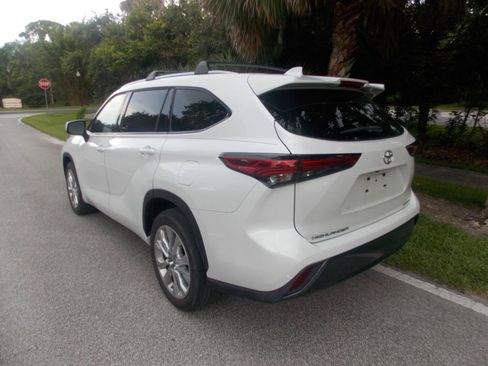 Used 2023 Toyota Highlander Limited FWD image 7