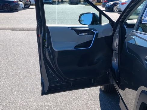 Used 2022 Toyota RAV4 XLE image 19