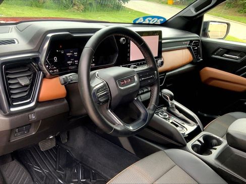 Used 2024 GMC Canyon AT4 w/ Technology Package AWD/4WD image 15