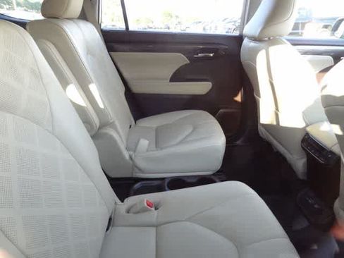 Used 2022 Toyota Highlander Platinum AWD/4WD image 13