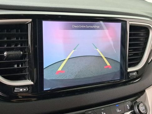 Used 2023 Chrysler Pacifica Touring-L image 28