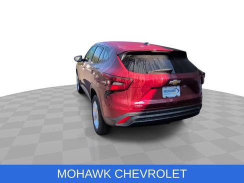Used 2024 Chevrolet Trax LS w/ LS Convenience Package FWD image 7