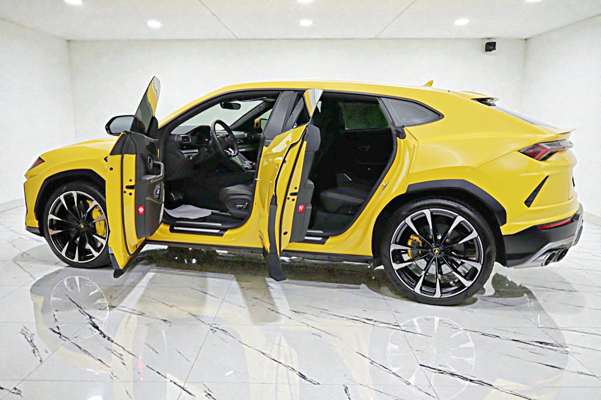 Used 2022 Lamborghini Urus AWD/4WD image 4