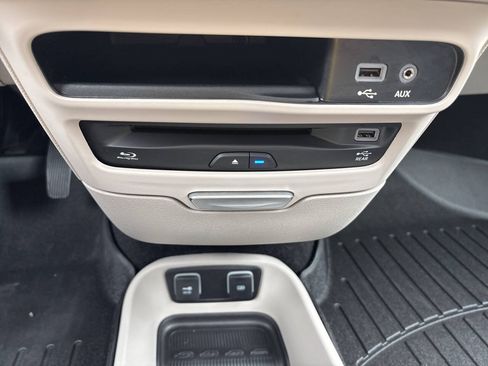 Used 2020 Chrysler Pacifica Limited w/ Advanced Safetytec Group FWD image 14