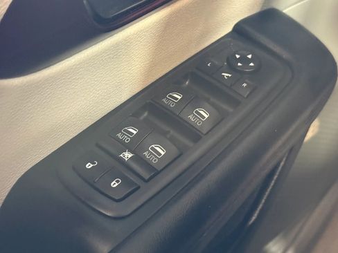 Used 2020 Chrysler Pacifica Limited FWD image 38