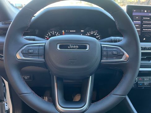 Used 2025 Jeep Compass Trailhawk image 28