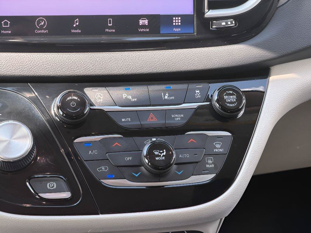 Used 2023 Chrysler Pacifica Touring-L FWD image 16