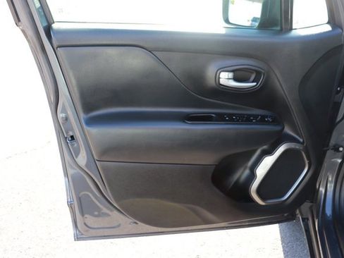 Used 2023 Jeep Renegade Latitude image 8