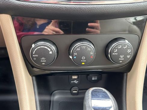 Used 2014 Chrysler 200 Limited FWD image 23