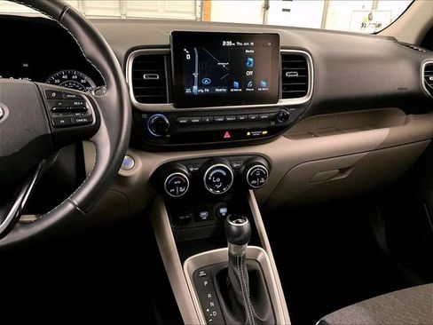 Used 2020 Hyundai Venue FWD image 6