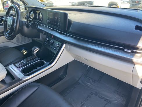 Used 2024 Kia Carnival LX image 12