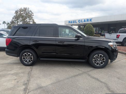 Certified 2024 Ford Expedition XLT image 3