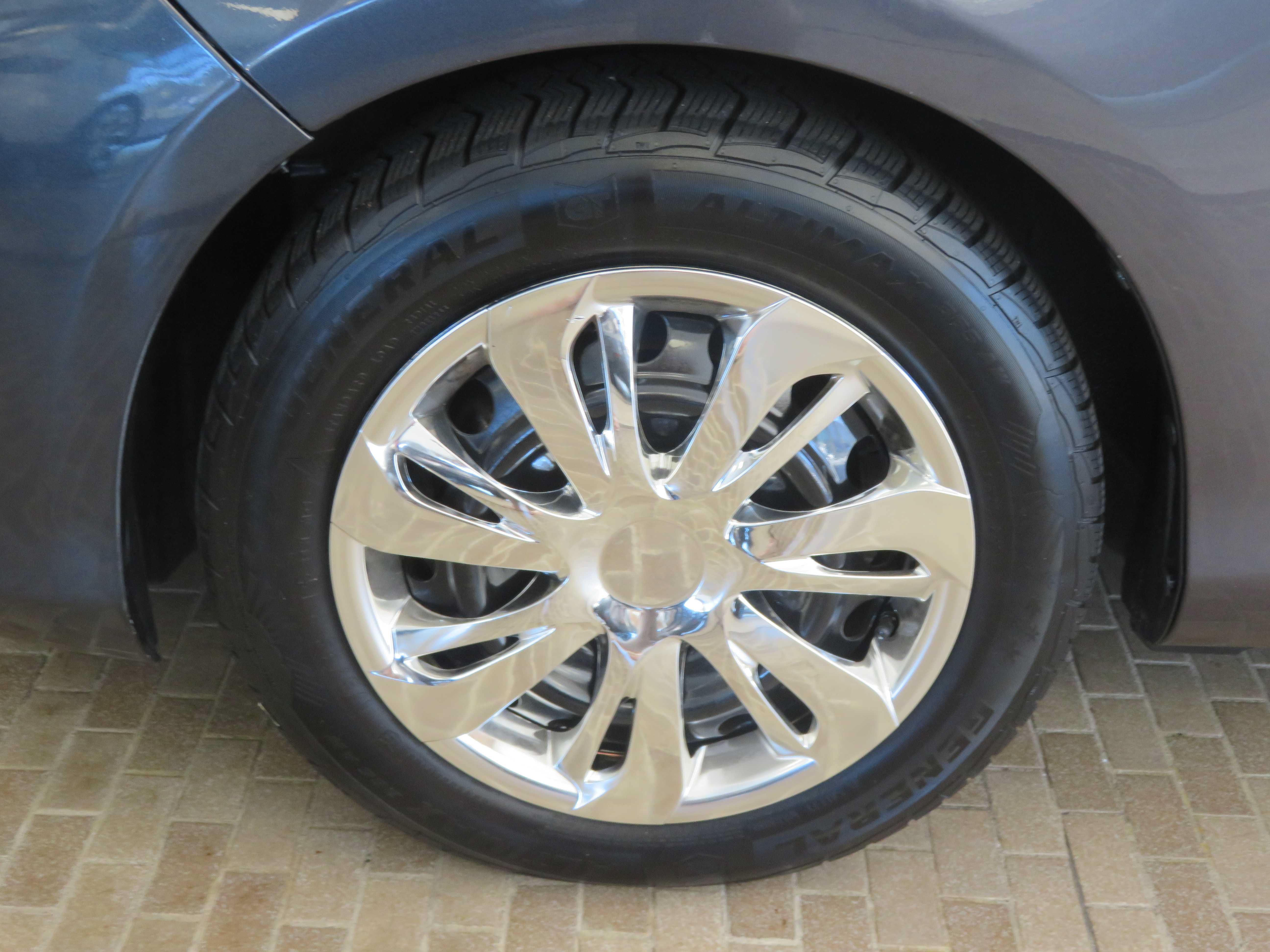 Used 2015 Toyota Yaris L FWD image 7