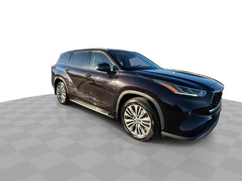 Used 2021 Toyota Highlander Platinum image 2