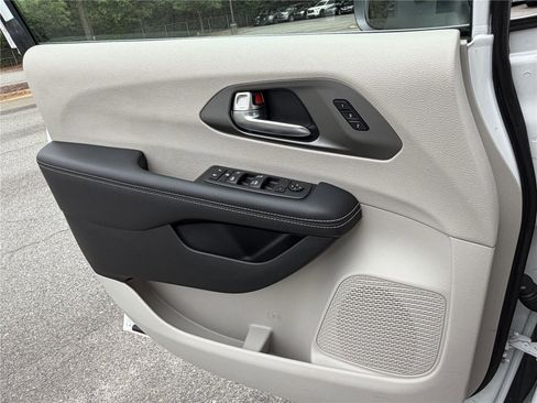 Used 2023 Chrysler Pacifica Touring-L FWD image 20