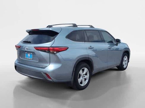 Used 2022 Toyota Highlander LE AWD/4WD image 5