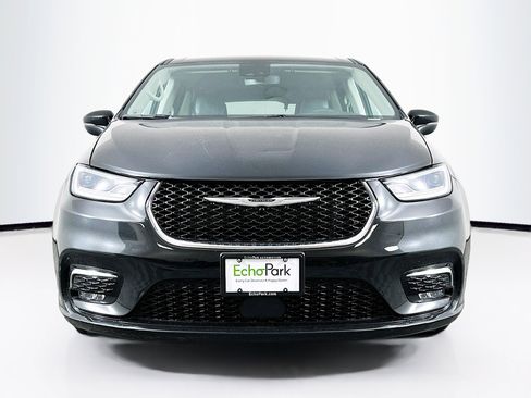 Used 2023 Chrysler Pacifica Touring-L image 2