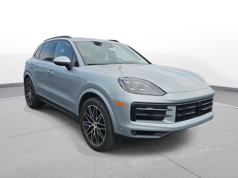 Used 2024 Porsche Cayenne AWD/4WD image 3