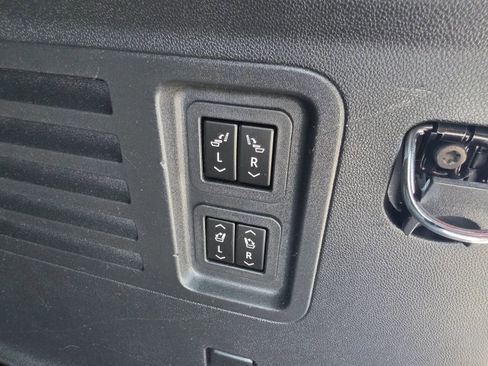 Used 2024 Chevrolet Traverse RS FWD image 27