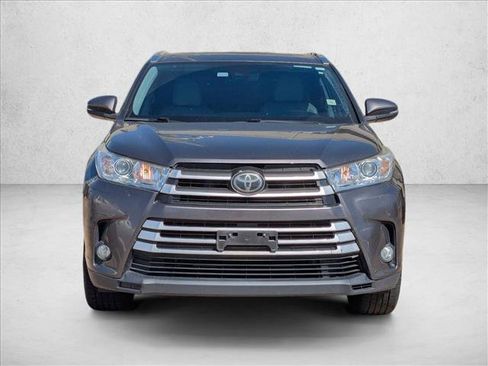 Used 2019 Toyota Highlander XLE image 2