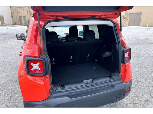 Used 2021 Jeep Renegade Latitude FWD image 38