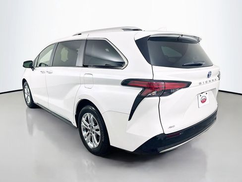 Certified 2024 Toyota Sienna Platinum image 7