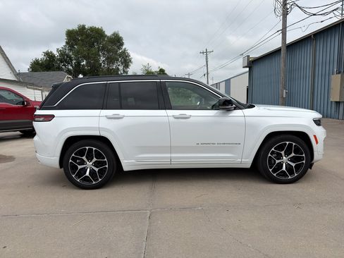 Used 2024 Jeep Grand Cherokee Summit AWD/4WD image 4