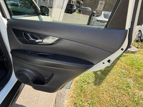 Used 2017 Nissan Rogue SL w/ SL Premium Package AWD/4WD image 16