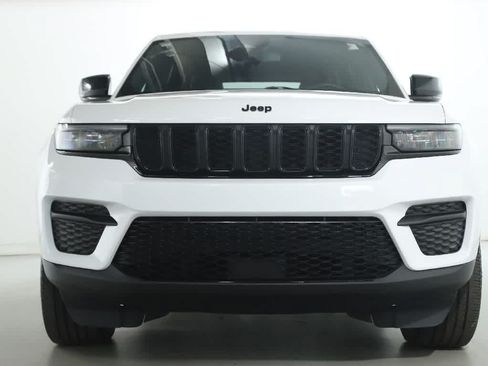 Used 2023 Jeep Grand Cherokee Altitude AWD/4WD image 5