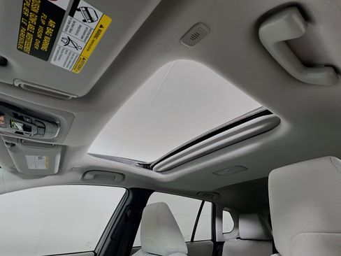 Used 2024 Toyota Corolla Cross LE w/ Moonroof Package AWD/4WD image 14