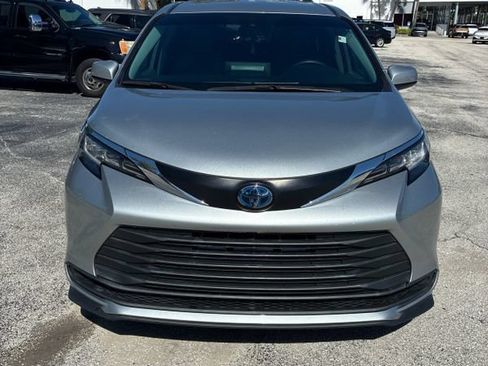 Used 2022 Toyota Sienna LE AWD/4WD image 11