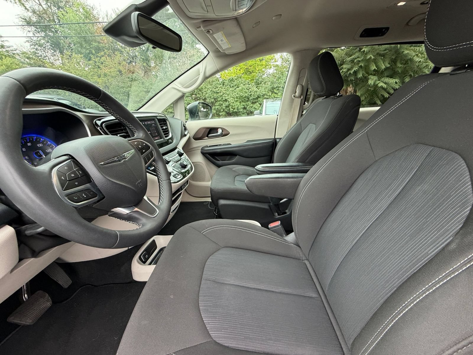Used 2024 Chrysler Voyager LX FWD image 28