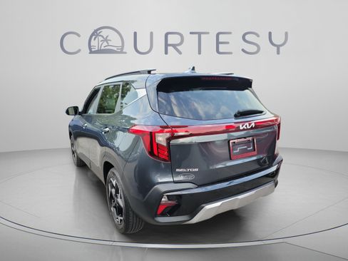 Used 2025 Kia Seltos EX w/ EX Sunroof Package FWD image 2