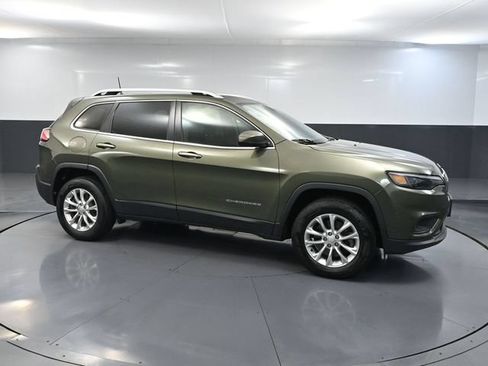 Used 2019 Jeep Cherokee Latitude w/ Cold Weather Group AWD/4WD image 3
