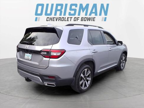 Used 2024 Honda Pilot Touring image 3