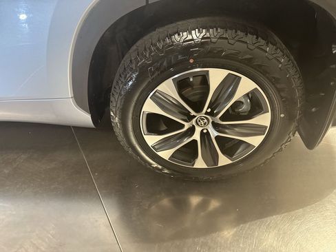 Used 2021 Toyota Highlander XLE image 12