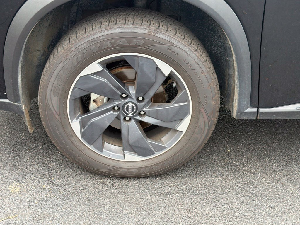 Certified 2025 Nissan Rogue SV FWD image 2