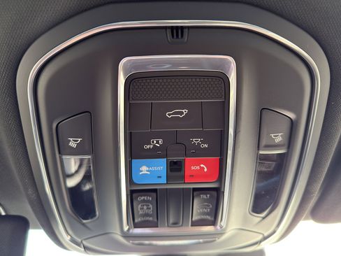 New 2025 Jeep Grand Cherokee Altitude image 22