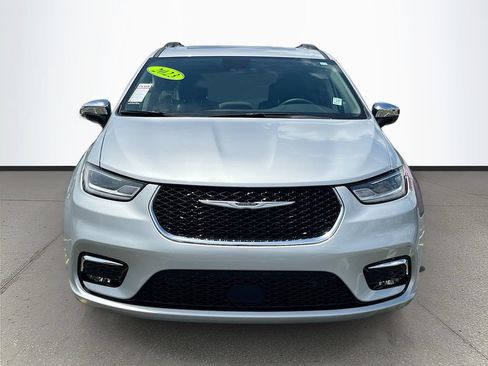 Used 2023 Chrysler Pacifica Limited FWD image 2