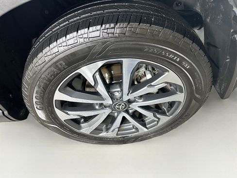 Used 2023 Toyota Corolla Cross XLE image 11