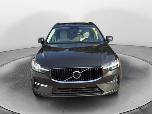 Used 2022 Volvo XC60 B5 Momentum w/ Protection Package Premier FWD image 2