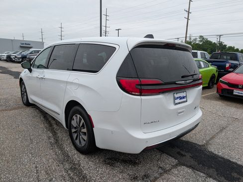 Used 2023 Chrysler Pacifica Limited w/ Uconnect Theater Family Group FWD image 3