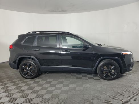 Used 2017 Jeep Cherokee Sport FWD image 3