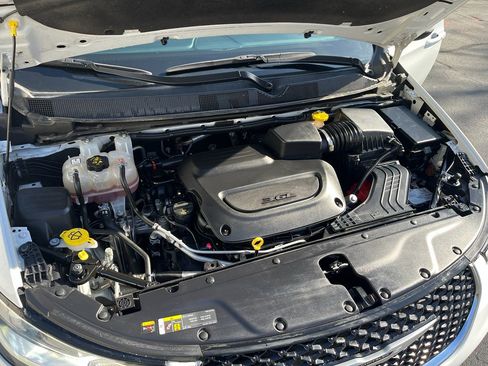 Used 2023 Chrysler Pacifica Touring-L image 15