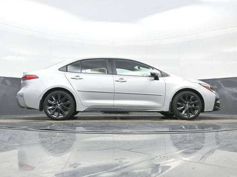 Used 2025 Toyota Corolla SE w/ SE Premium Package image 33