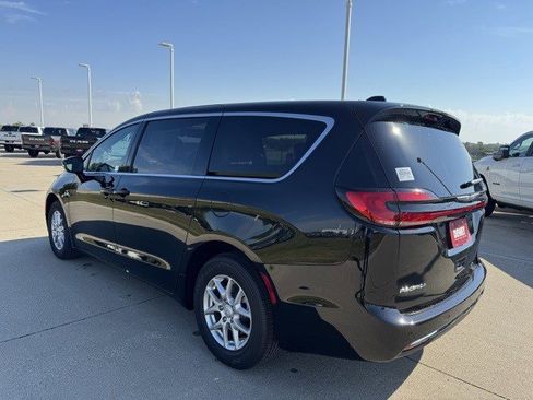 New 2026 Chrysler Pacifica Select image 5