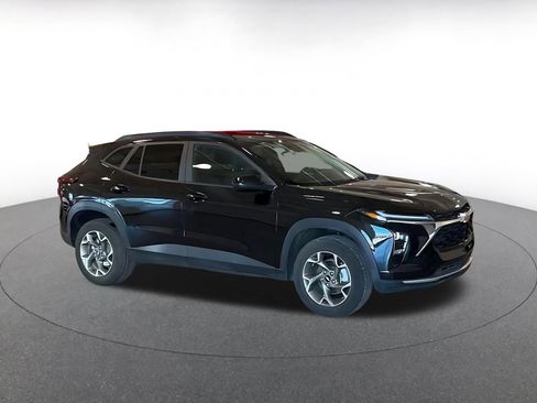 Used 2025 Chevrolet Trax LT w/ LT Convenience Package image 2